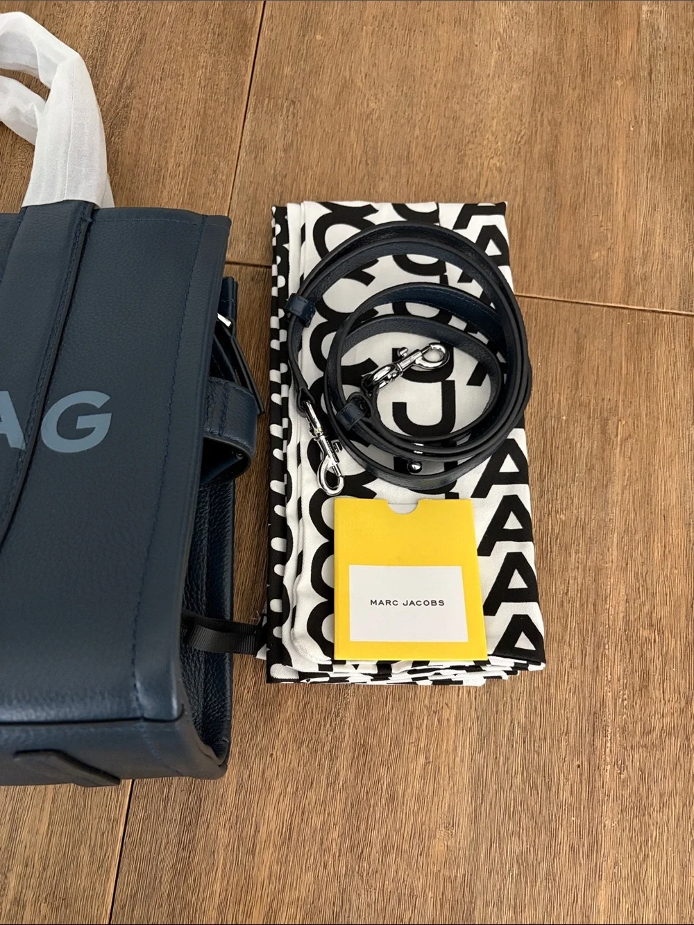 New Marc Jacobs  The Leather Medium Tote Bag